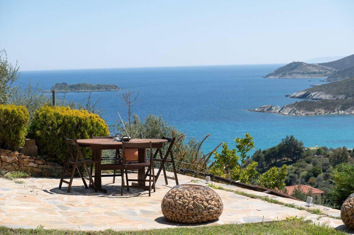 Duplex Πετριές, Petries, Distos